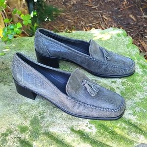 Stuart Weitzman greenish gray leather sz 9 tasseled loafer. Gently used